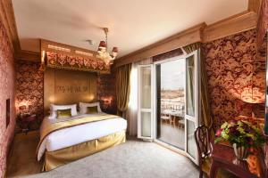 Deluxe King or Twin Room with Canal View room in Hotel Papadopoli Venezia - MGallery Collection