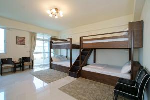 Phòng Gia đình nhìn ra Núi (Family Room with Mountain View)