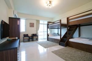 Phòng Gia đình nhìn ra Núi (Family Room with Mountain View)