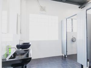 Phòng 2 Giường Đơn Có Phòng Tắm Chung (Twin Room with Shared Bathroom)