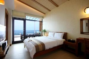 Phòng Deluxe Giường Đôi Với Ban Công và Tầm Nhìn Ra Biển (Deluxe Double Room with Balcony and Sea View)