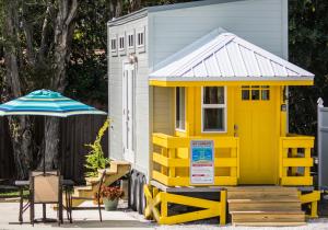 Tiny House - Yellow Lifeguard Stand room in Tiny House Siesta