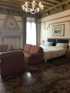 Suite with Canal View room in Foscari Palace
