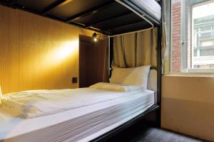 2 Giường trong Phòng ngủ Tập thể dành cho cả Nam và Nữ (2 Bed in Mixed Dormitory Room)
