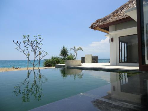 Swimming pool, Star Sand Beach Resort in Sekotong Swimming pool, Star Sand Beach Resort in Sekotong