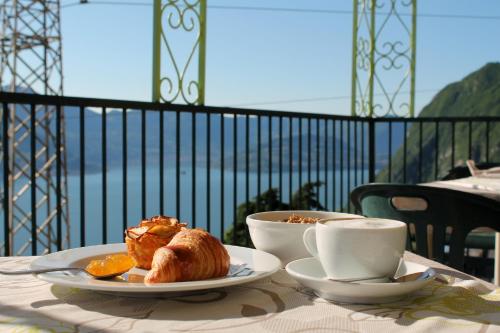 Food and beverages, Hotel Poggio d'Oro in Riva Di Solto Food and beverages, Hotel Poggio d'Oro in Riva Di Solto