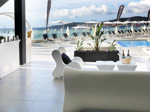수영장, 악셀비치 이비자 스위트 아파트먼트 스파 앤 비치 클럽 - 성인 전용 (AxelBeach Ibiza Suites Apartments Spa and Beach Club - Adults Only) in 이비자 수영장, 악셀비치 이비자 스위트 아파트먼트 스파 앤 비치 클럽 - 성인 전용 (AxelBeach Ibiza Suites Apartments Spa and Beach Club - Adults Only) in 이비자