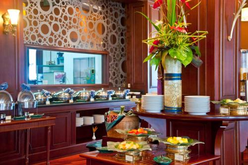 Cibo e bevande, Hotel Majapahit Surabaya MGallery near Jalan Pahlawan Cibo e bevande, Hotel Majapahit Surabaya MGallery near Jalan Pahlawan