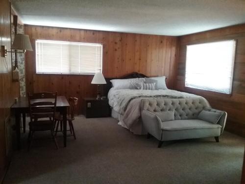 The Tamarack Lodge in Lakeshore (CA) The Tamarack Lodge in Lakeshore (CA)