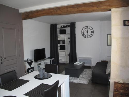 gedeelde lounge/tv-ruimte, La Maison Des Chiens Rouges in Goussainville gedeelde lounge/tv-ruimte, La Maison Des Chiens Rouges in Goussainville