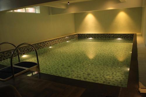 Úszómedence, Hotel Mount Regency in Abu-hegy Úszómedence, Hotel Mount Regency in Abu-hegy