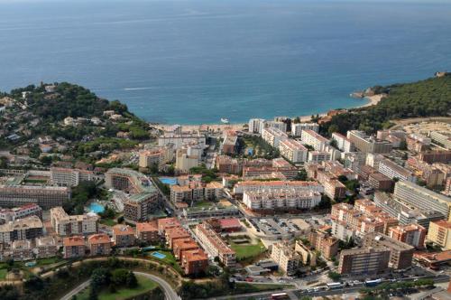 This photo about Apartamentos Eldorado, exclusivo familias shared on HyHotel.com