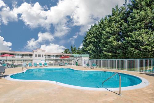 Kolam renang, Ramada Hotel & Conference Center by Wyndham Edgewood in Edgewood (MD) Kolam renang, Ramada Hotel & Conference Center by Wyndham Edgewood in Edgewood (MD)