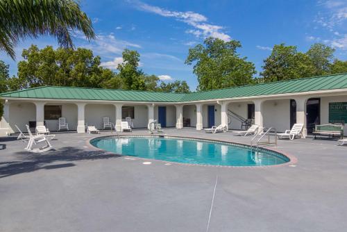 This photo about Motel 6 Waycross shared on HyHotel.com