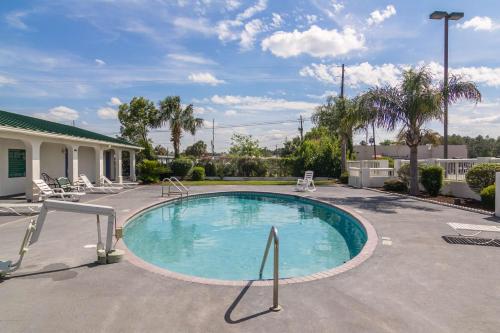 This photo about Motel 6 Waycross shared on HyHotel.com