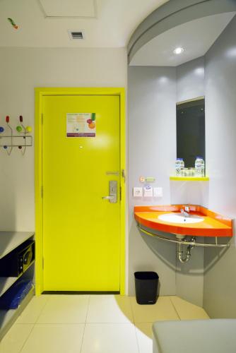 Bathroom, POP! Hotel Tebet Jakarta in Tebet Bathroom, POP! Hotel Tebet Jakarta in Tebet