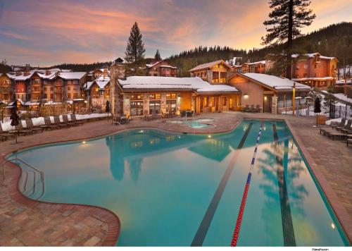 Úszómedence, The Residences at One Village Place by Hyatt Vacation Club in Truckee (Kalifornia) Úszómedence, The Residences at One Village Place by Hyatt Vacation Club in Truckee (Kalifornia)