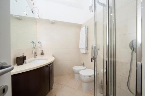 Bathroom, Trinity Luxury Rooms in Via Veneto Bathroom, Trinity Luxury Rooms in Via Veneto
