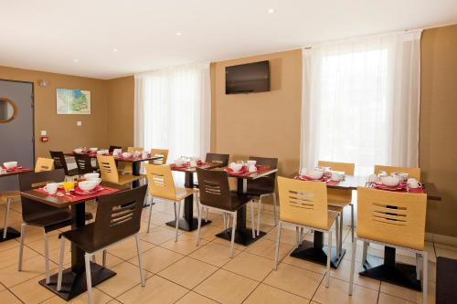Ресторан, Sejours and Affaires Caen Le Clos Beaumois in Caen Ресторан, Sejours and Affaires Caen Le Clos Beaumois in Caen