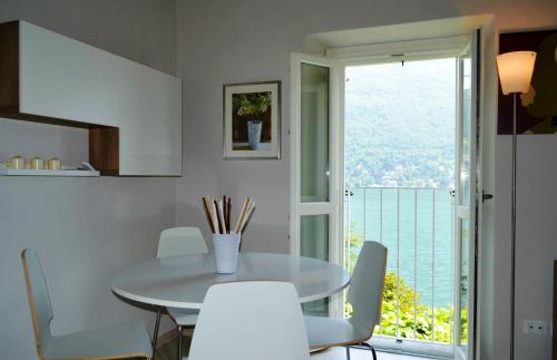 Terrazzo/balcone, Charme and Lake View - byMyHomeinComo in Moltrasio Terrazzo/balcone, Charme and Lake View - byMyHomeinComo in Moltrasio