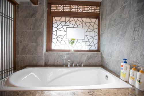 Badkamer, 夕露小榭古城南门店 Xilu Xiaoxie Inn Old Town Lijiang in Lijiang Badkamer, 夕露小榭古城南门店 Xilu Xiaoxie Inn Old Town Lijiang in Lijiang