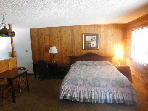 The Tamarack Lodge in Lakeshore (CA) The Tamarack Lodge in Lakeshore (CA)