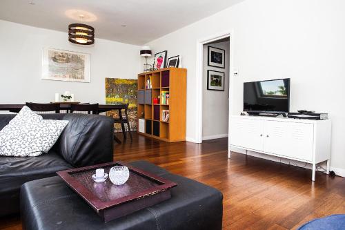This photo about Spacious Top-Floor Flat With Stunning Roof Terrace shared on HyHotel.com