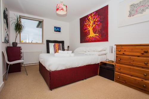 This photo about Lovely 1 Bed Apartment in Fantastic Location shared on HyHotel.com