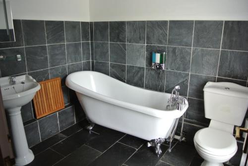 Fürdőszoba, The Falls Of Dochart Inn in Killin Fürdőszoba, The Falls Of Dochart Inn in Killin