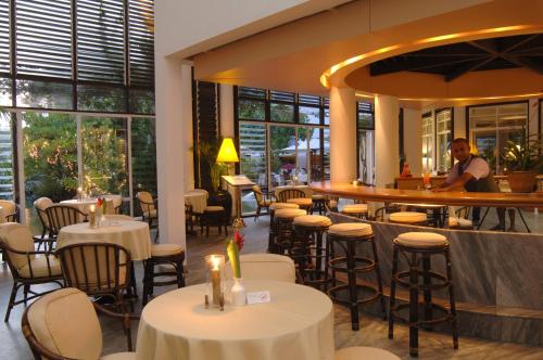 바/라운지, 랑카 프린세스 올 인클루시브 호텔 (Lanka Princess All Inclusive Hotel) in 벌왈라 바/라운지, 랑카 프린세스 올 인클루시브 호텔 (Lanka Princess All Inclusive Hotel) in 벌왈라
