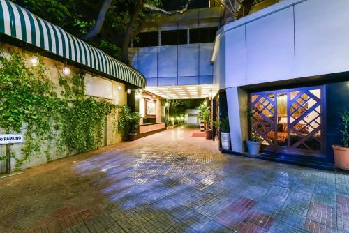 Entrance, Hotel Metro Palace in Bandra Entrance, Hotel Metro Palace in Bandra
