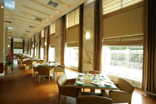 Restaurant, Jaypee Vasant Continental Hotel in Indira Gandhi Int'l Airport Restaurant, Jaypee Vasant Continental Hotel in Indira Gandhi Int'l Airport