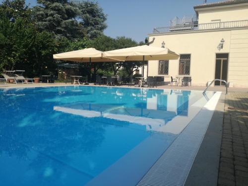 Úszómedence, Hotel Dogana in Lugana di Sirmione Úszómedence, Hotel Dogana in Lugana di Sirmione