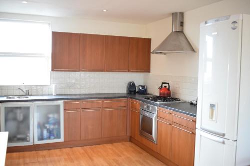 This photo about Sunny & Spacious 2-Bed Flat in North West London shared on HyHotel.com