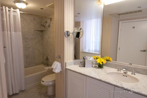 Bathroom, Warwick Allerton Hotel Chicago in Chicago (IL) Bathroom, Warwick Allerton Hotel Chicago in Chicago (IL)
