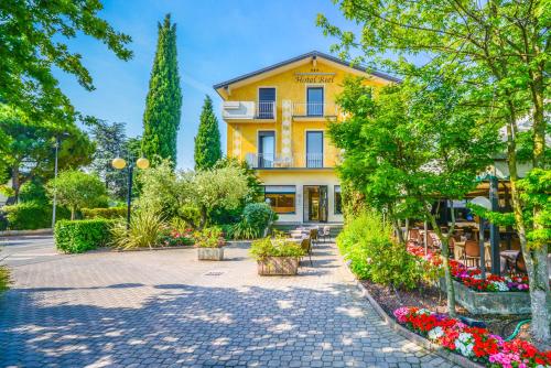 مدخل, Hotel Riel in سيرموني مدخل, Hotel Riel in سيرموني