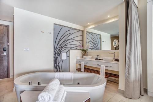 화장실, Grand Lido Negril Au-Naturel, An Autograph Collection All-Inclusive Resort - Adults Only in 네그릴 화장실, Grand Lido Negril Au-Naturel, An Autograph Collection All-Inclusive Resort - Adults Only in 네그릴