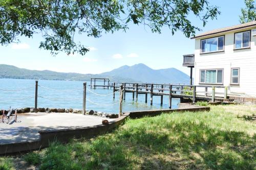 Bungalow on the lake in Clearlake (CA) Bungalow on the lake in Clearlake (CA)