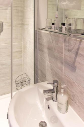 Bathroom, Templehall Hotel in Morebattle Bathroom, Templehall Hotel in Morebattle