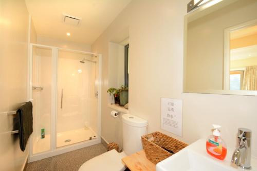 Bathroom, Baldwin Street Retreat in North Dunedin Bathroom, Baldwin Street Retreat in North Dunedin