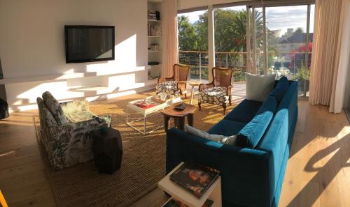 This photo about Sunny 2 Bedroom Apartment in Green Point shared on HyHotel.com