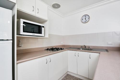 Kitchen, Lorhiti Apartments in Lord Howe Island Kitchen, Lorhiti Apartments in Lord Howe Island