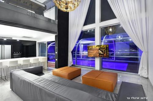 Sala de estar / sala de TV, Villa Aqua Boutique in Nof ha-Yarden Sala de estar / sala de TV, Villa Aqua Boutique in Nof ha-Yarden