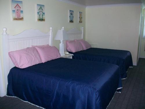 Guestroom, Adams Ocean Front Resort in Dewey Beach (DE) Guestroom, Adams Ocean Front Resort in Dewey Beach (DE)
