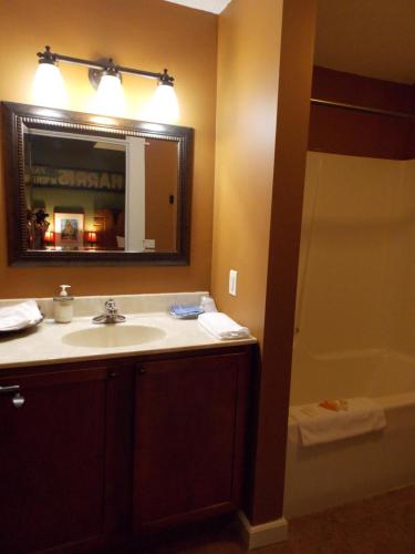 Bathroom, William Watson Hotel in Pittsfield (IL) Bathroom, William Watson Hotel in Pittsfield (IL)