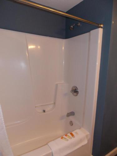 Bathroom, William Watson Hotel in Pittsfield (IL) Bathroom, William Watson Hotel in Pittsfield (IL)