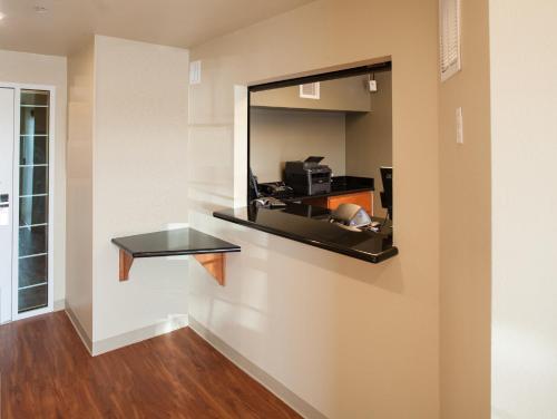 ล็อบบี้, WoodSpring Suites Topeka in โทเพกา (KS) ล็อบบี้, WoodSpring Suites Topeka in โทเพกา (KS)