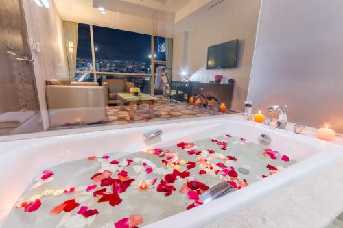 The Blue Sky Hotel and Tower in אולן בטור The Blue Sky Hotel and Tower in אולן בטור