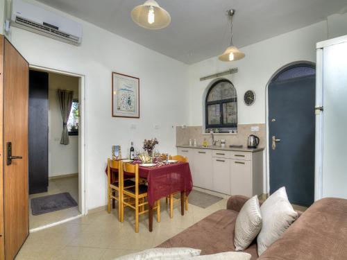 Facilities, Nofesh Baatika in Safed Facilities, Nofesh Baatika in Safed
