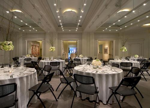 Banquet hall, 21c Museum Hotel Cincinnati in Cincinnati (OH) Banquet hall, 21c Museum Hotel Cincinnati in Cincinnati (OH)
